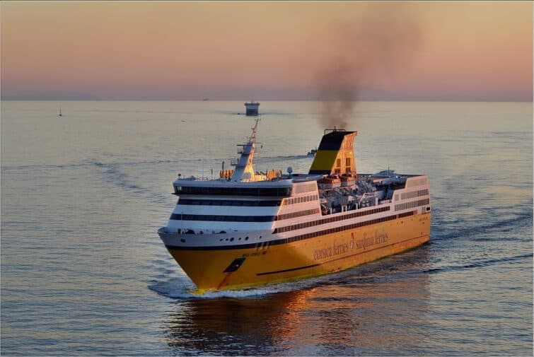 Navire de ferry en traversée vers la Corse